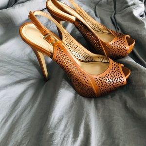 BCBG size 7  4 inch heel